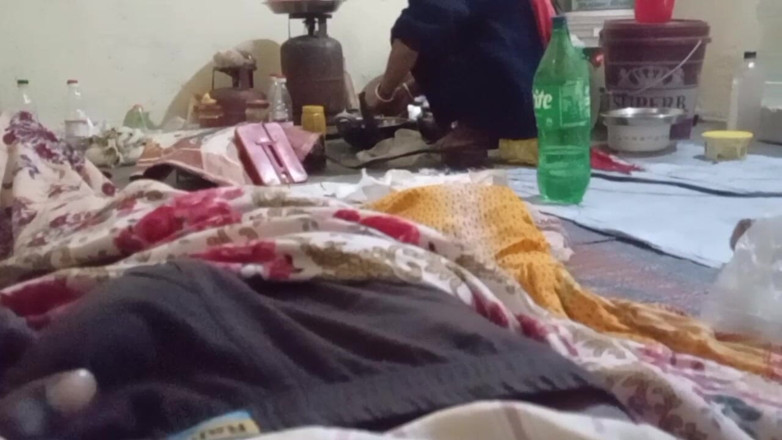 Bengaliauntykichut: Stavo cucinando e il ragazzo si è masturbato alle spalle. Desi...