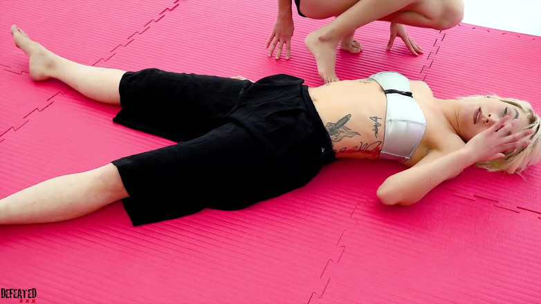 Defeated Sex Fight: Stella &amp; Valerie - Seksowna Blondie kontra gorąca brunetka w walce zapaśników