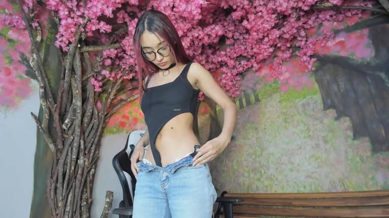 Colombianas amateur: Sexy dívka se zrzavými vlasy a brýlemi tančí na kameru