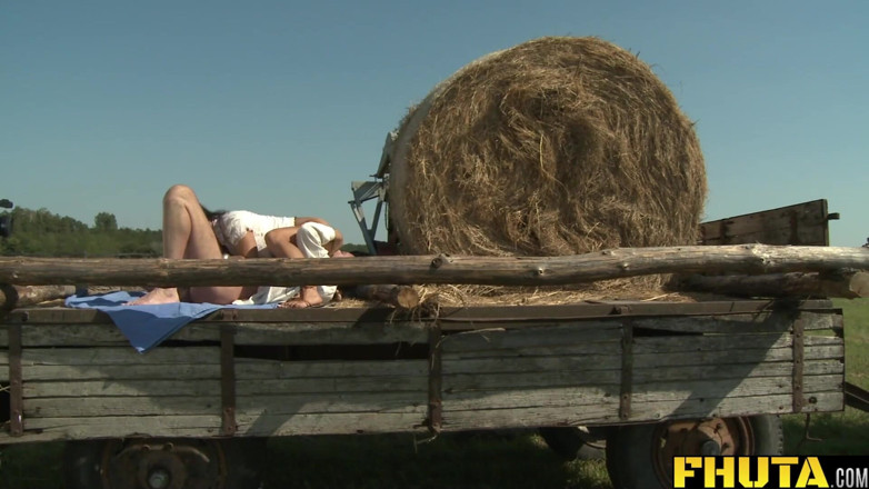 FHUTA: Fhuta - boerderijmeisje Sandra Romain neemt een enorme lul in haar...
