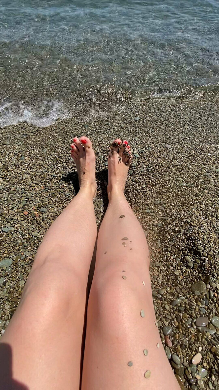 Mary Di: Une amatrice montre ses pieds en plein air