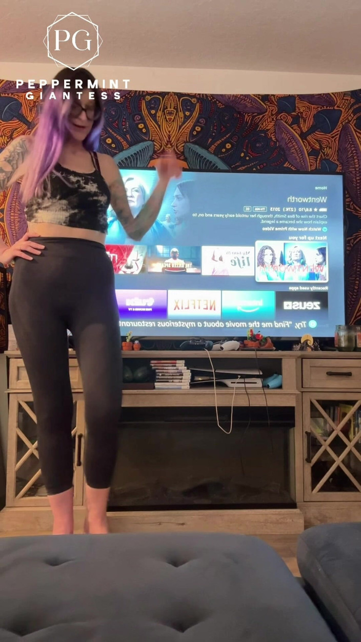 Peppermint Giantess: 6'7 La Gigantessa A piedi nudi domina tutto a casa!...