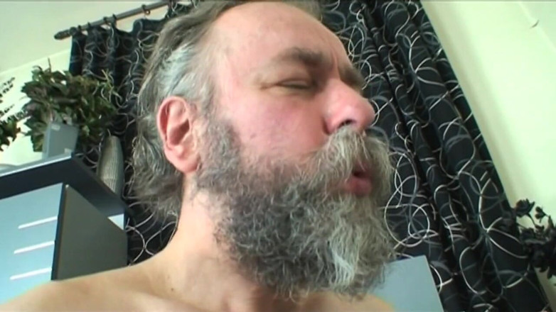 Old PIGS XXX: Un vieux papi découvre que sa belle-fille regarde un film...