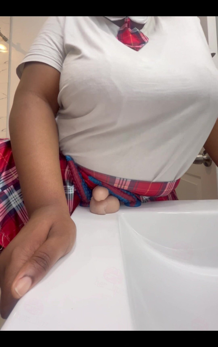 Anye Meshell: Ini terlalu kecil jadi saya harus menggunakan 1 tangan!