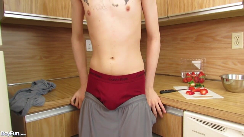 Boyfun: Twink Avery acaricia na cozinha