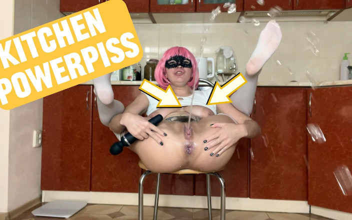 Luna Woxy: Oh mon dieu ! Pisse puissante dans la cuisine !