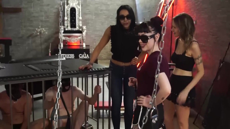 Lady Mesmeratrix Official: Três meninas dominatrix querem punir seus escravos