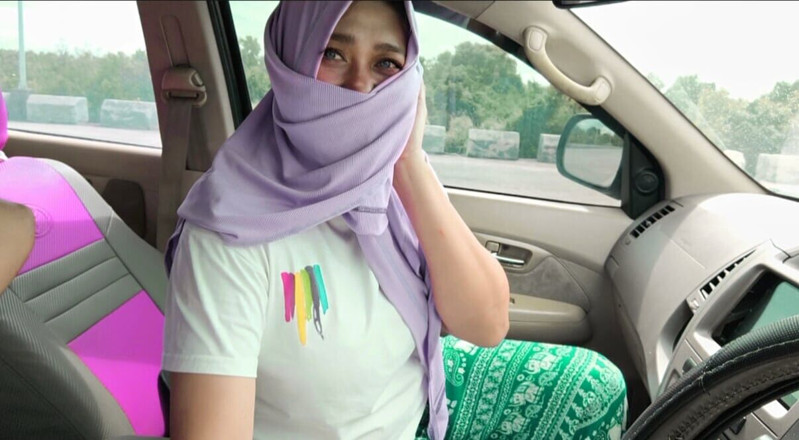Indo Couple: バイラルなインドネシアのヒジャブ着用学生が車内でペニスをしゃぶる、イキないことへの挑戦