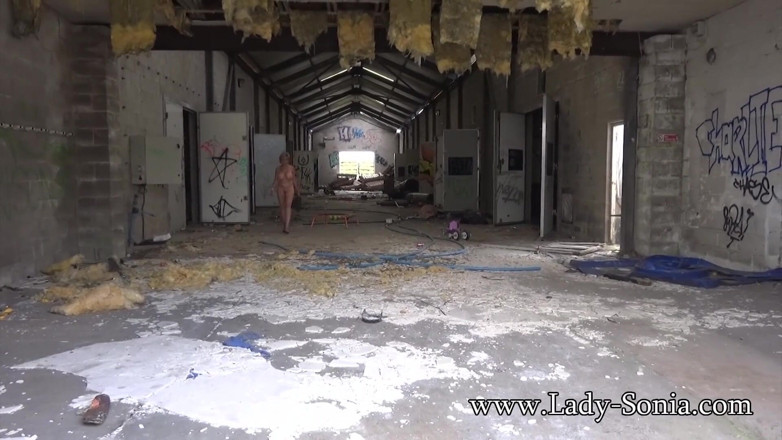 Lady Sonia: Lady Sonia - nue dans la vieille usine