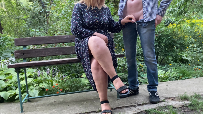 OurFetishLife: Ze houdt zijn pik vast terwijl hij in het park...
