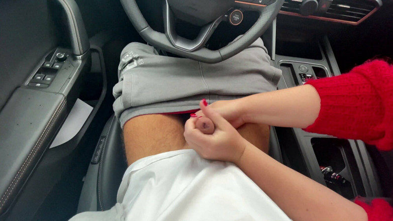 SlipCouple: Branlette baveuse dans une voiture sur un parking d’un supermarché