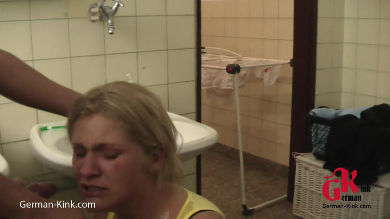 German Kink: Acțiune adâncă în gât pentru gagica blondă în baie