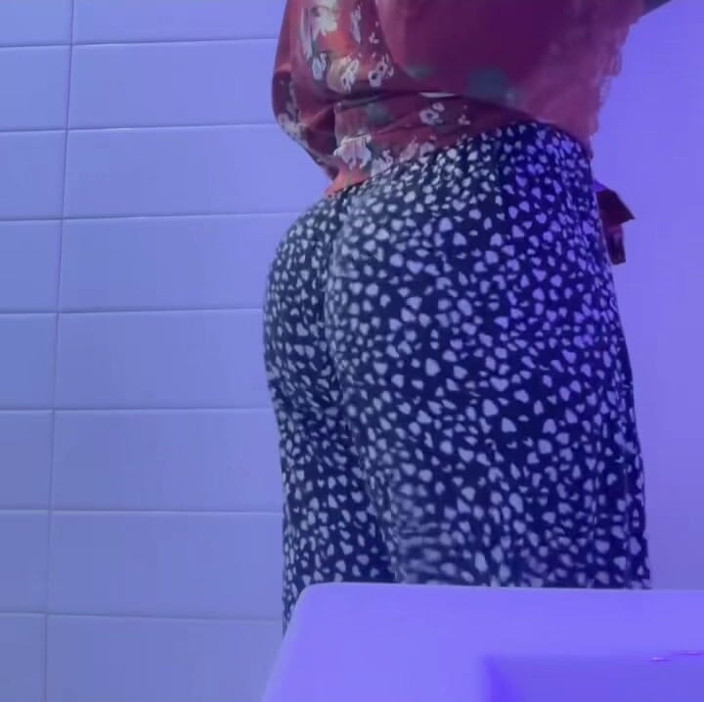 African Fart Queen: 深夜臭睡衣放屁