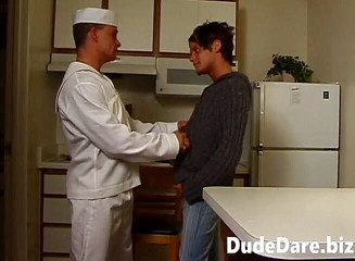 DudeDare: Ragazzo troia con il cazzo trafitto e la lingua scopato...