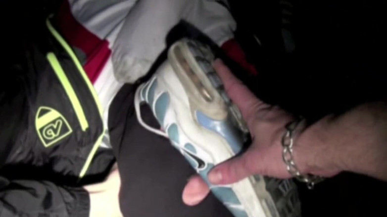 Sneaker gay: Curvă umilită de 2 băieți de top cu adidași