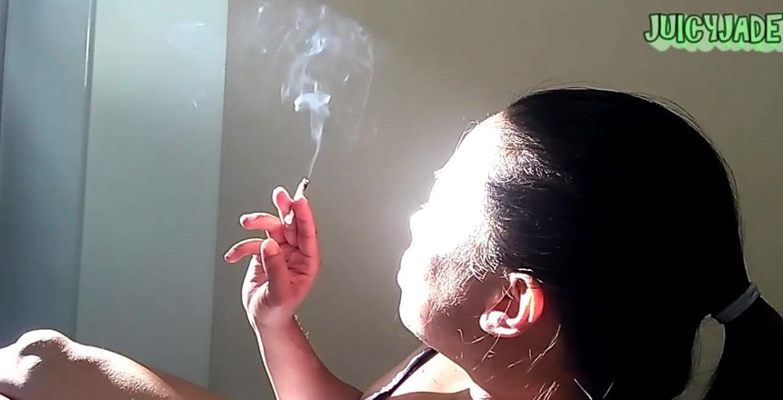 JasmineJade: Fumar y toser Volumen 2 no desnudo Tomando un rápido descanso...