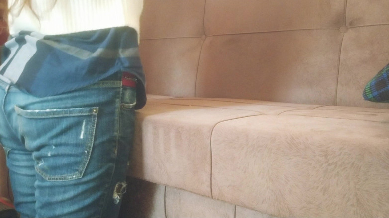 Teen and Milf Female Sex: Мілфа, яка приходить прибирати в будинку, роздягається і робить їй мінет і трахає її пизду