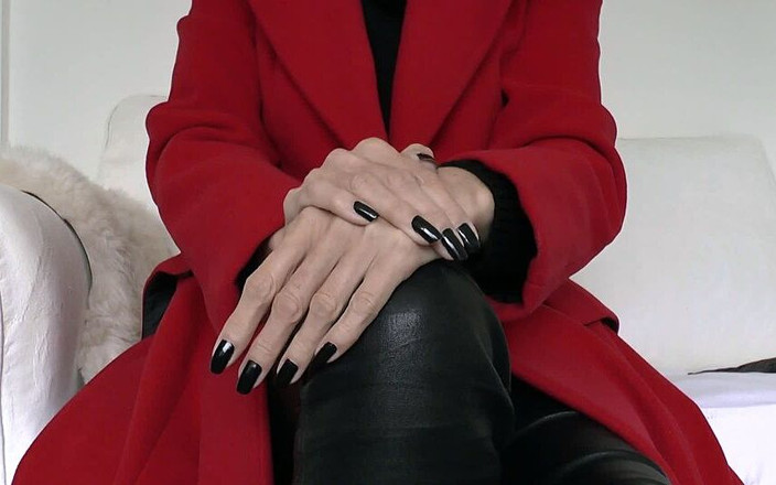 Lady Victoria Valente: Lady Victoria Valente - 빨간 코트, 검은 가죽 바지, 아름다운 손, 검은 손톱, 클로즈업, JOI