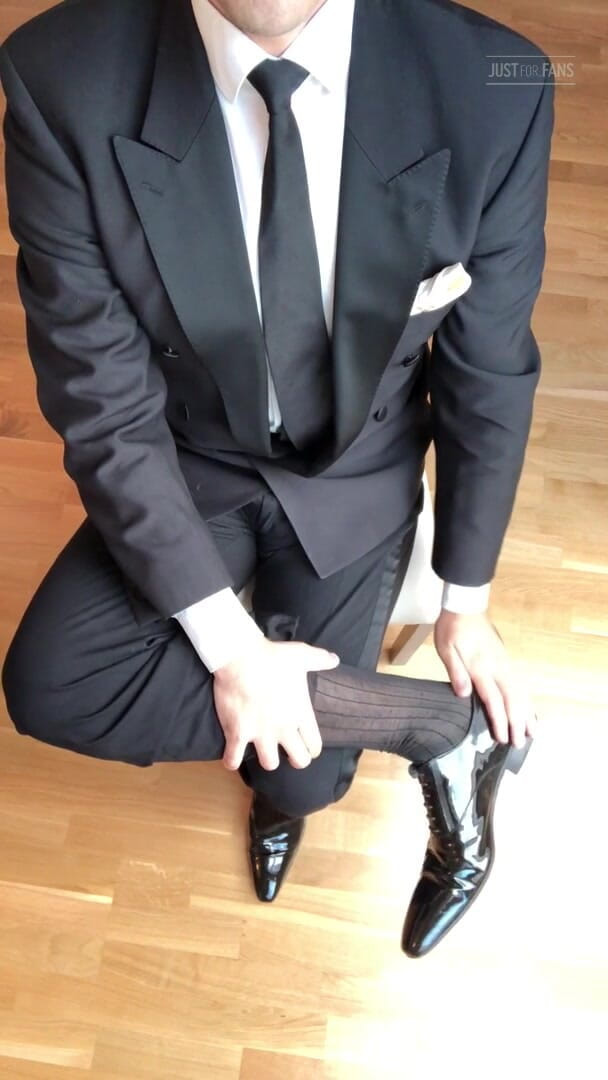Master Shiny Shoes: Handjob în costum negru