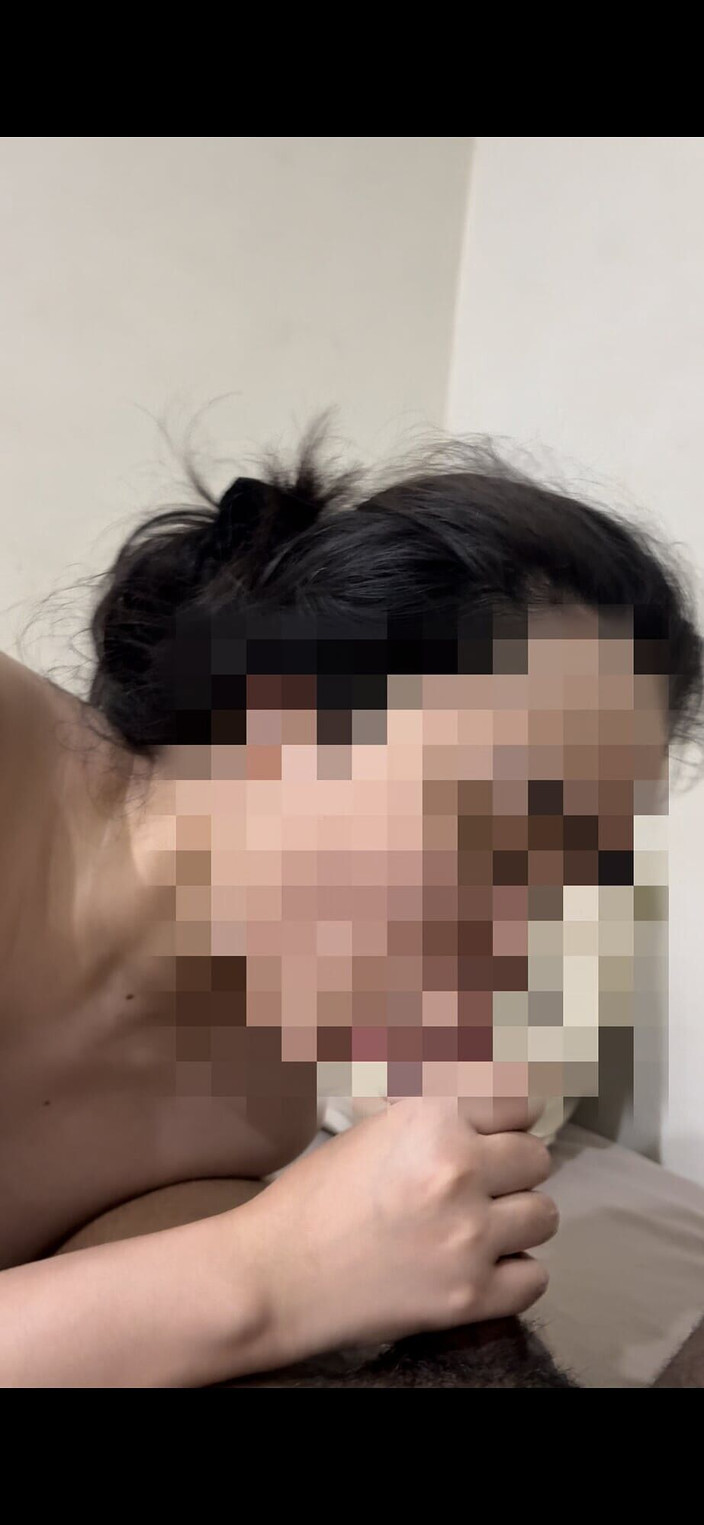 Mommy Puchong: 彼のチンポをしゃぶり、彼が私の顔にイくまで