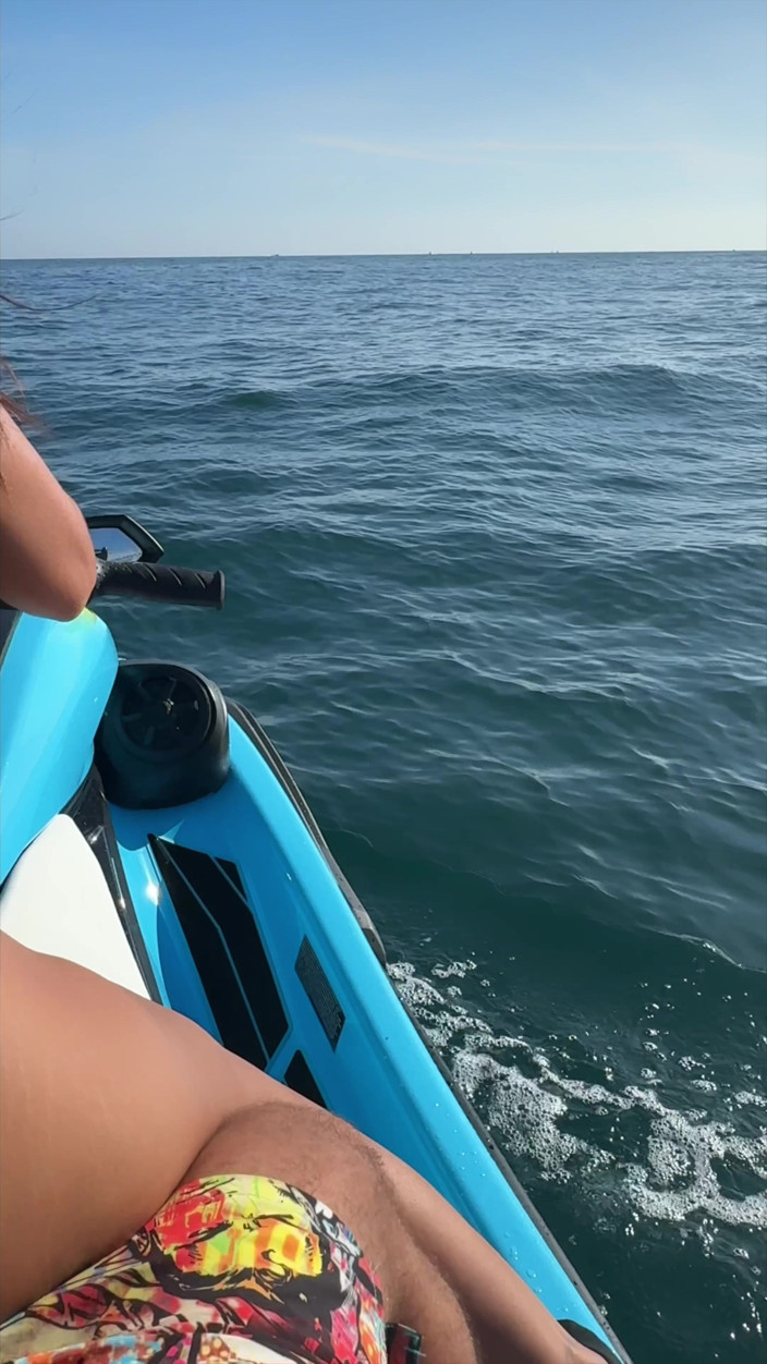 Miss Lexa: Sexe Risqué En Jetski