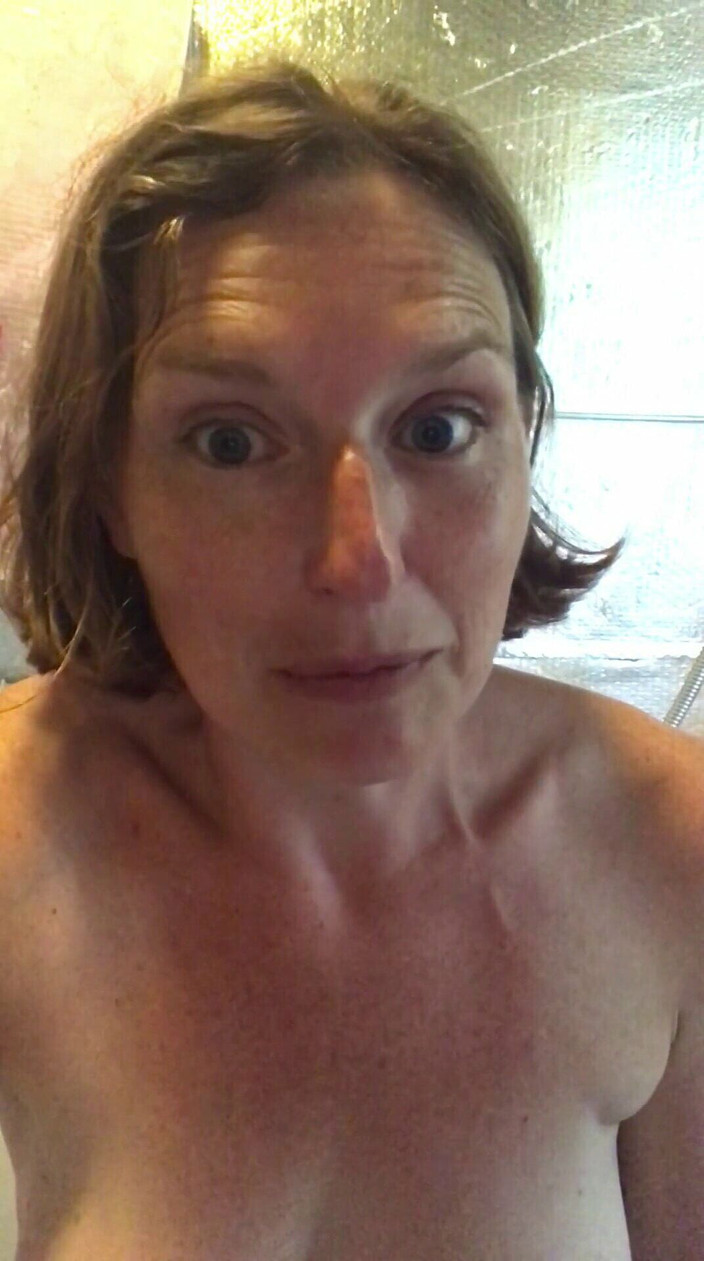 MistressWriggler: Сексуальна дівчина грає зі своєю густою пиздою перед душем і сквіртує по всій підлозі