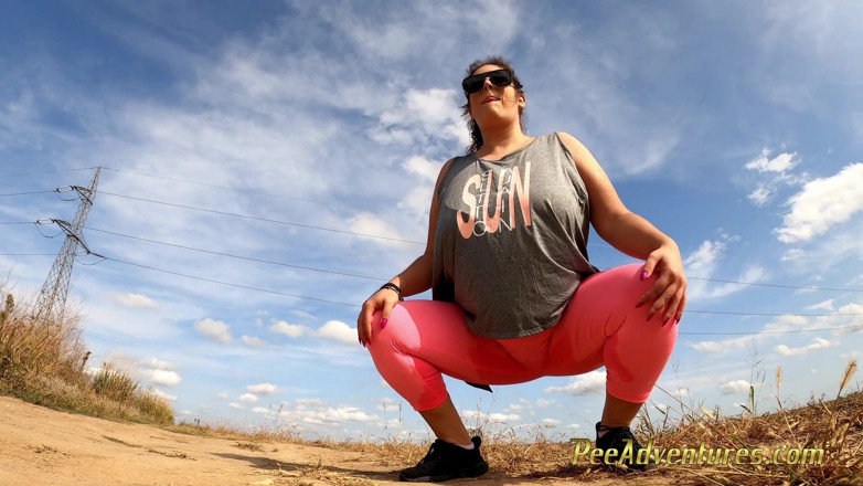 Pee Adventures: 胖女人绝望地撒尿，清空她完整的膀胱 - 她没有地方撒尿，但在这个挖掘机桶上