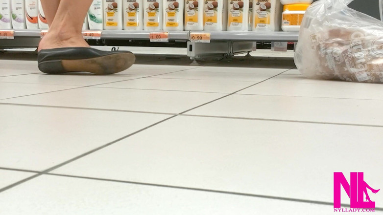 Nyllady: Footplay e Dipping in Black Flats em uma Conad Store