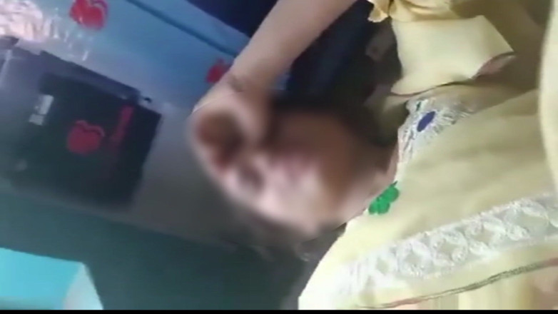 Desifukraa: Aku lagi asik ngentot sama teman kantorku di atas meja
