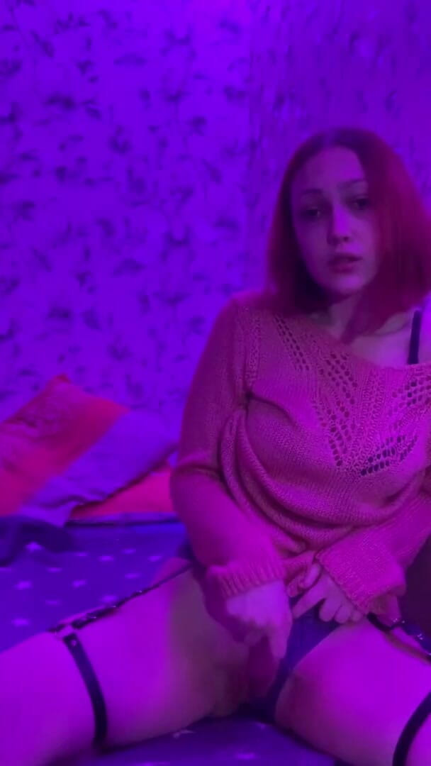 SashaSweet69: Руда сучка в светрі доводить себе до оргазму