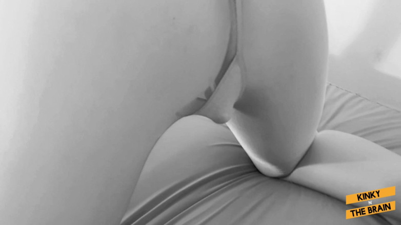 Kinky N the Brain: Une fille coquine jouit et squirte dans ses collants