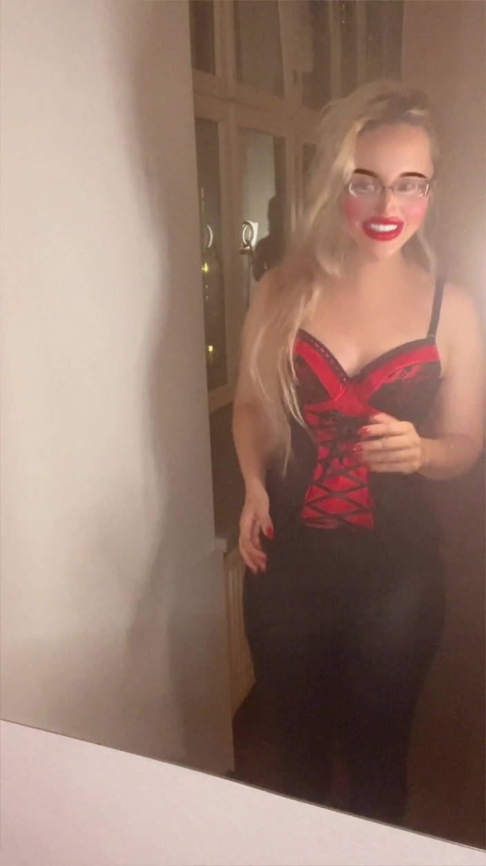 FinDom Goaldigger: Transformace na zpěvačku celebrit