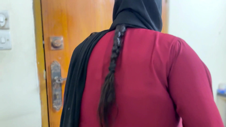 Aria Mia: Arabska piękna pokojówka sprzątająca mój pokój i widzę jej ogromny...