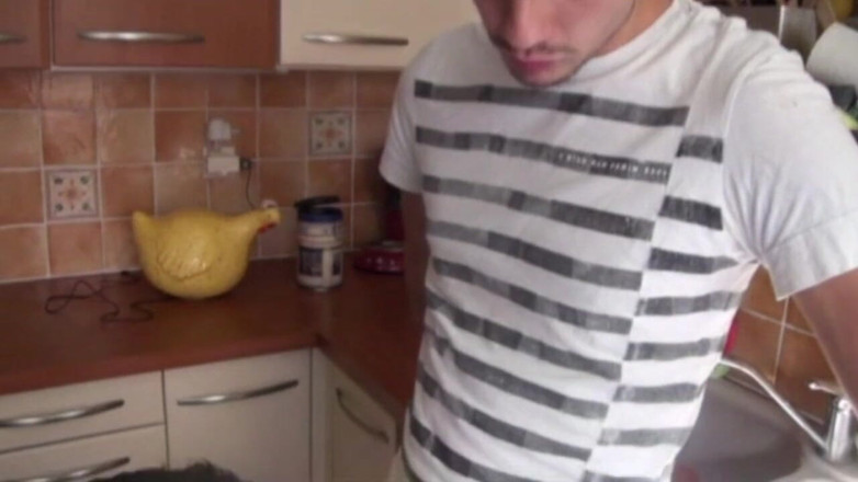 Crunch Boy: Des jumelles baisent dans ma cuisine