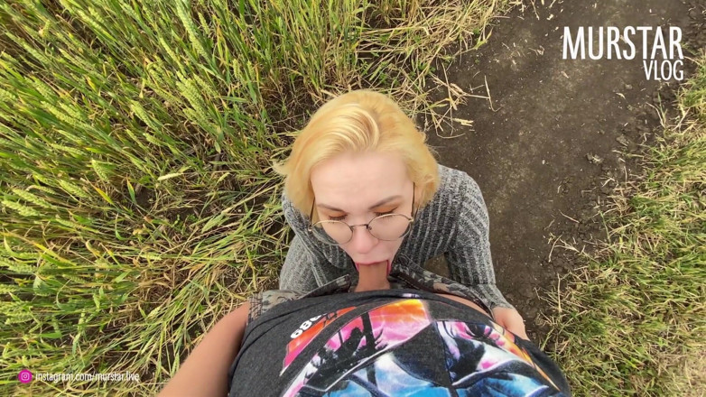 Toma Mur: Горячая блондинка сосет Dico на улице и трахается