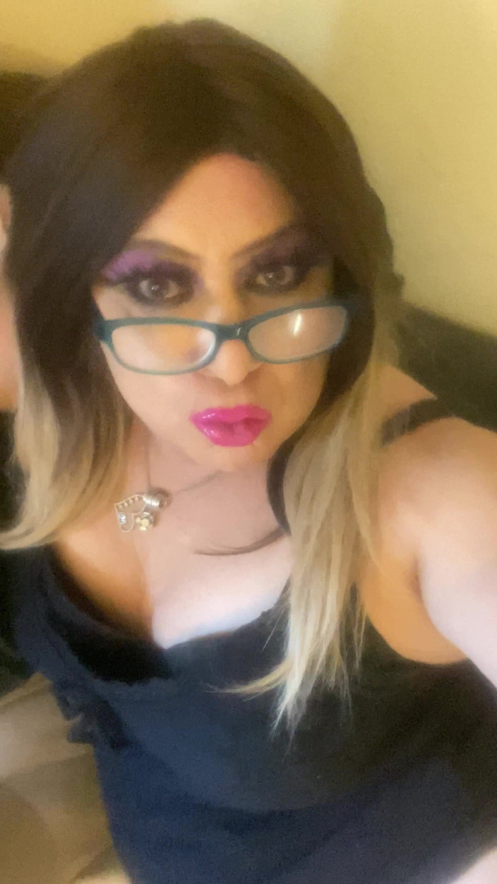 Krissy Sweets: La trav krissy sweets accarezza il suo cazzo rasato