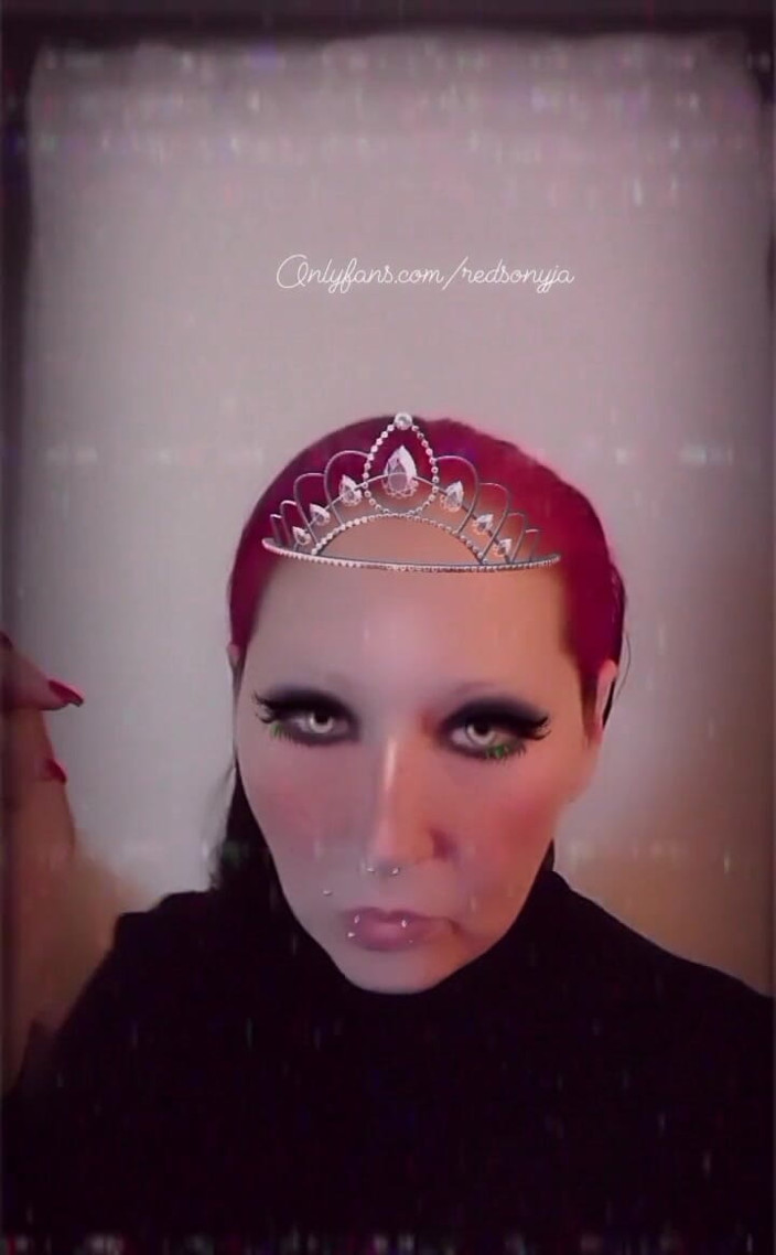 Dominatrix Redsonyja: Îmi place să mă ador pe mine și îmi place mai ales...