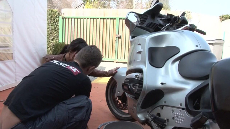 Nude in France: Geile brünette wird auf dem motorrad gefickt