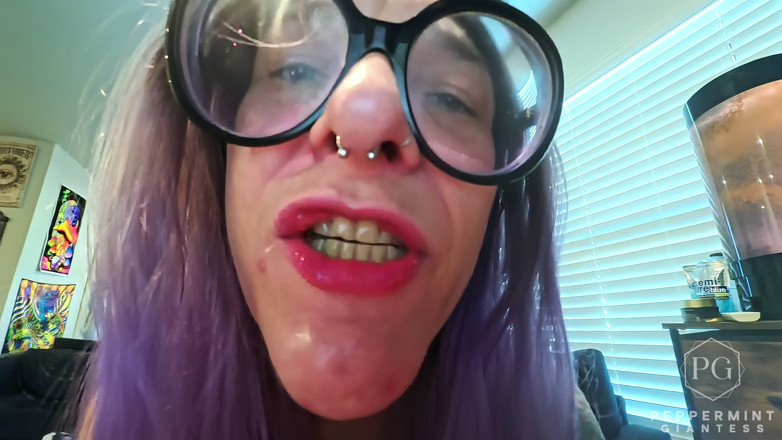 Peppermint Giantess: Vedere la persoana 1 minusculă legată de pantof are parte de...
