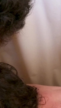Une belle-mère partage une douche avec son beau-fils et devient excitée