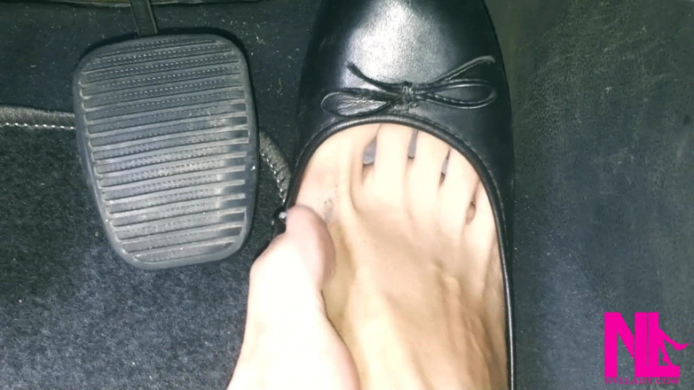 Nyllady: Revving în Black Flats pe Desculță
