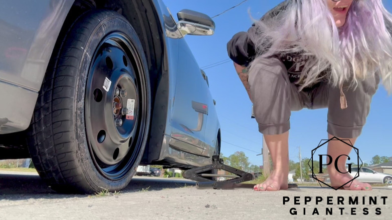 Peppermint Giantess: 67 Zeița înaltă Amazon își schimbă anvelopa - Picioare mari în cadru