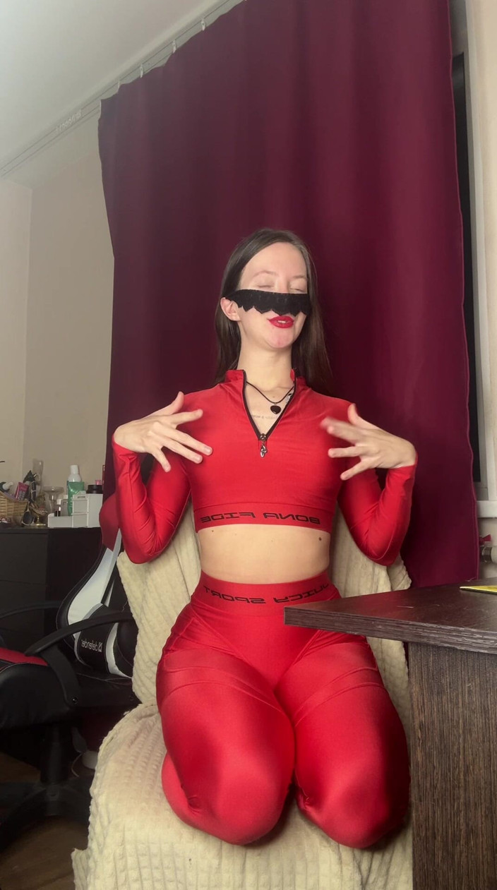 Skinny_lady69: Micul tău secret se află sub controlul meu, sph și adulmecă...