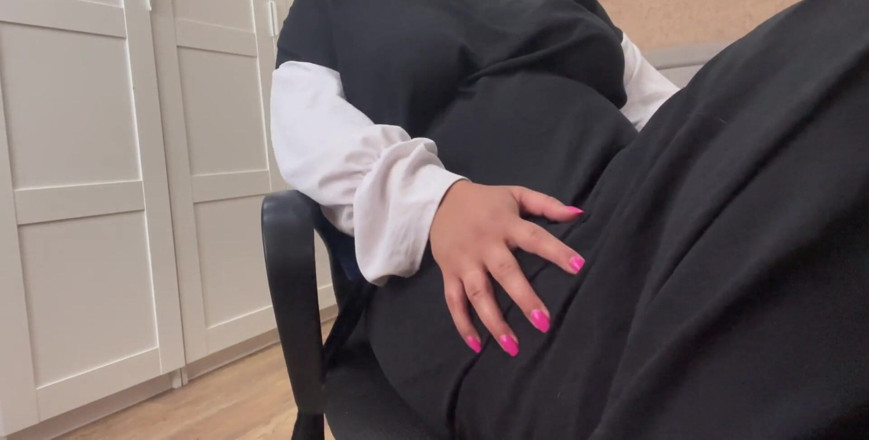 Lux Eva: Syrische MILf sitzt im Webchat und streichelt ihre Klitoris