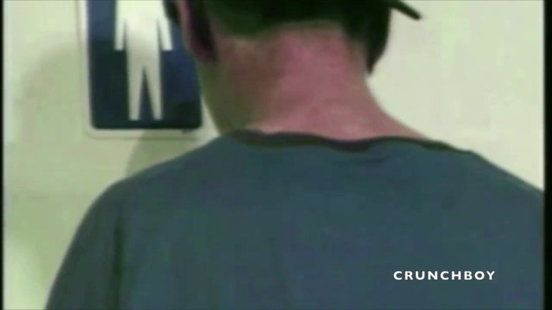 GAY VINTAGE PORN: イケメンはトイレの栄光の穴でまっすぐに吸う