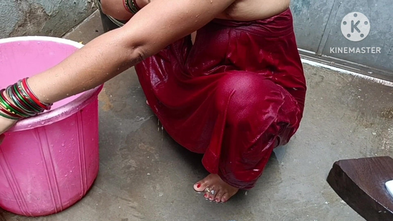 Anita yadav: Une femme mariée indienne se baigne dehors