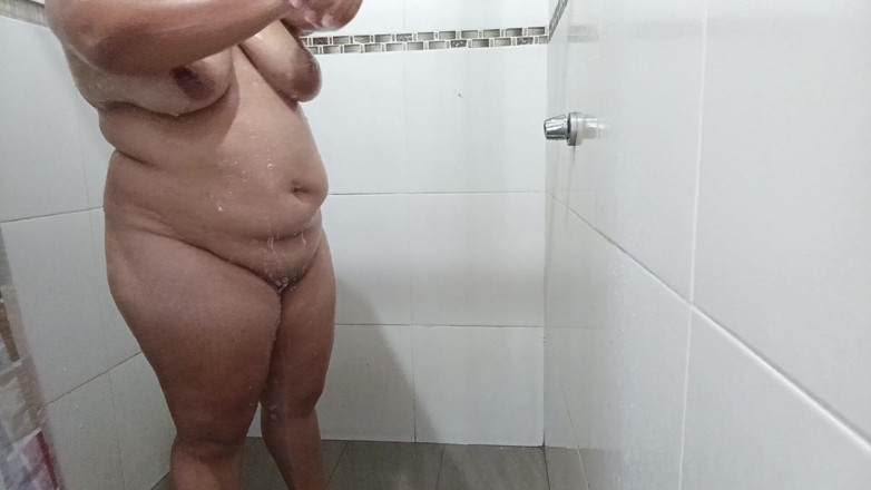 Stepmom_with_big_tits: Вітчим таємно знімає, як його падчерка дуже добре приймає душ, поки вона дуже добре торкається своїх цицьок.