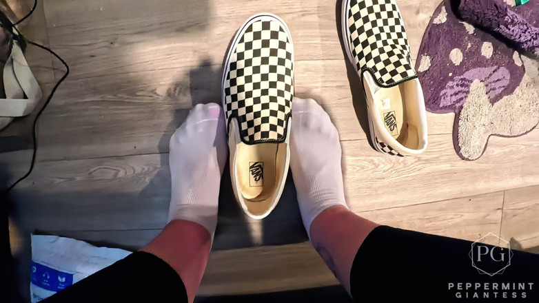 Peppermint Giantess: Piccolo punto di vista: tiny legata alle scarpe viene montata,...