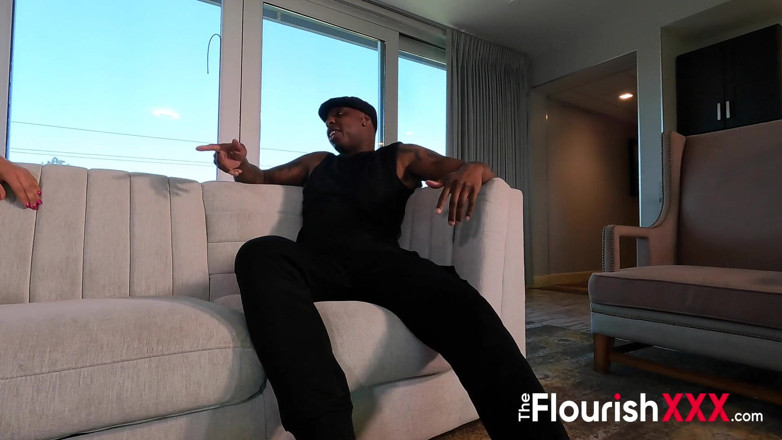 The Flourish XXX: Mona Azar recebe a carne entregue por Jon Jon