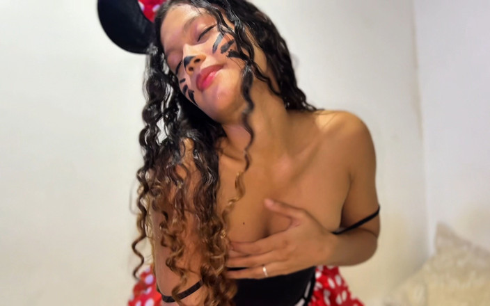 kafesexxx: La Giovane Donna in Costume Ha Solo Pensato a Un...